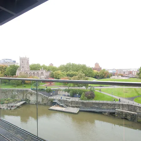 Cleyro Serviced - Finzels Reach