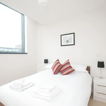 Cleyro Serviced - Finzels Reach Apartment *