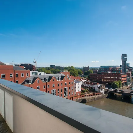 Cleyro Serviced - Finzels Reach Apartment *