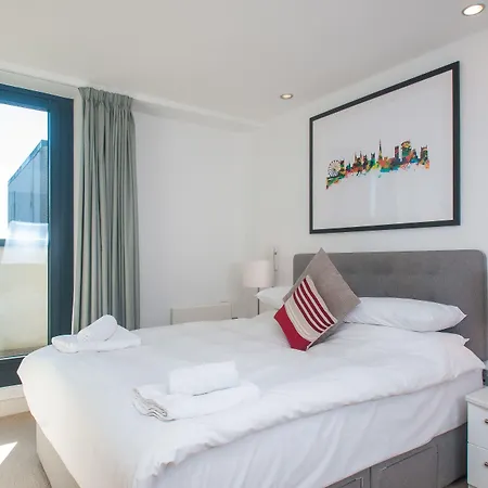 Cleyro Serviced - Finzels Reach Apartment *