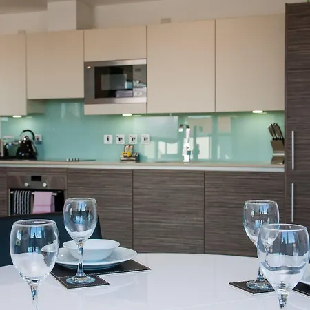 Cleyro Serviced - Finzels Reach Apartment *