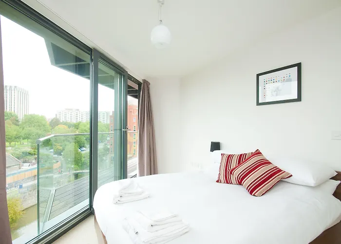 클레이로 서비스 - 핀젤스 리치 * 브리스틀