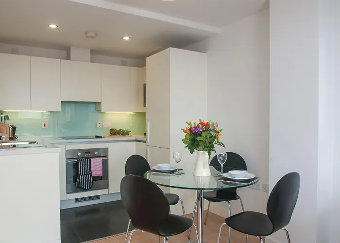 클레이로 서비스 - 핀젤스 리치 * 브리스틀