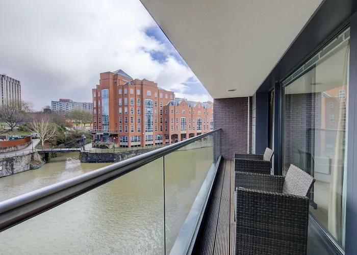 클레이로 서비스 - 핀젤스 리치 * 브리스틀