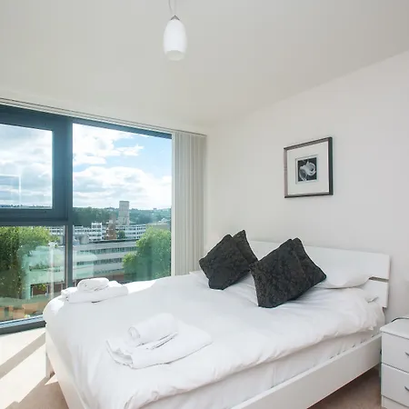 كليرو المخدومة - فينزيلز ريتش بريستول